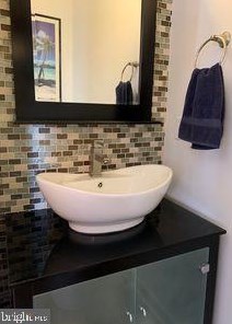 211 Roxborough Ave, Philadelphia PA 19128-5011 exterior