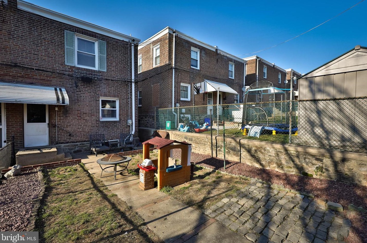 471 Shurs Ln, Philadelphia PA 19128-3505 exterior