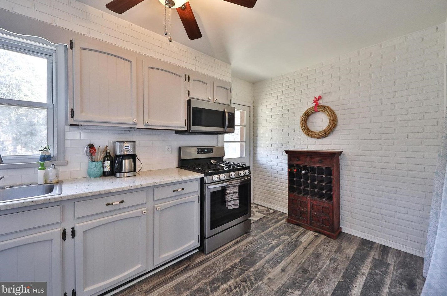 471 Shurs Ln, Philadelphia PA 19128-3505 exterior