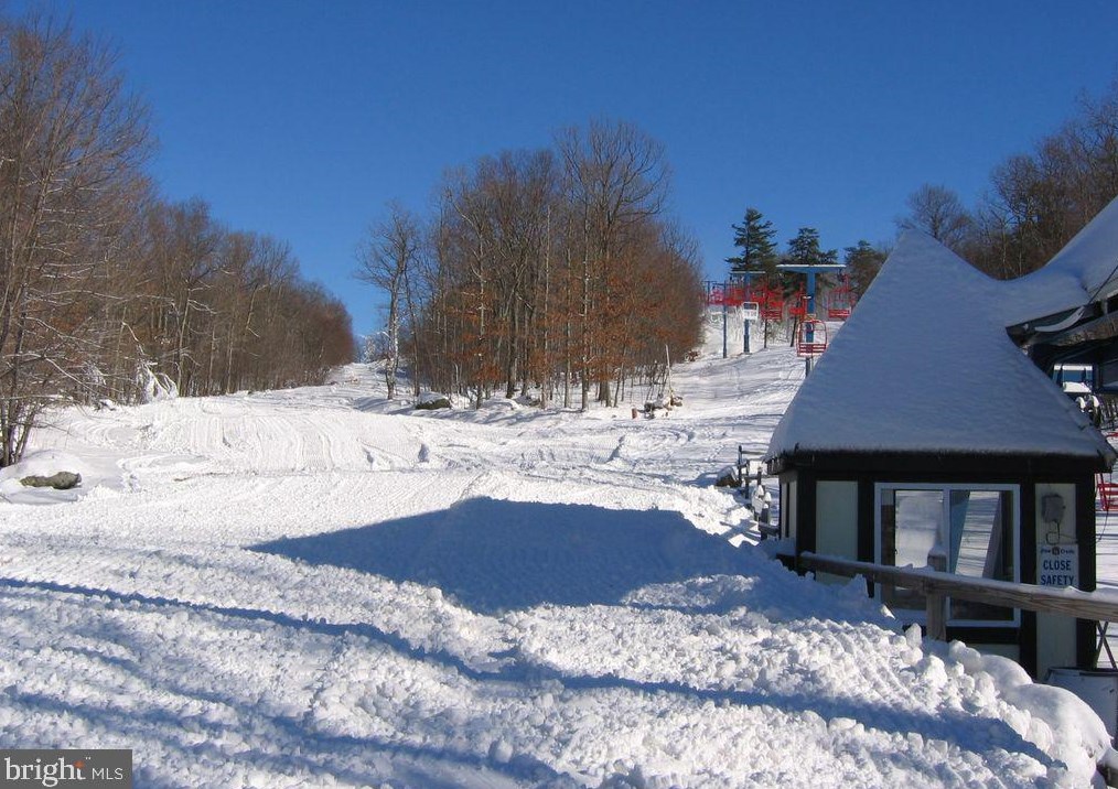 4219 Winchester Way, Bushkill PA  18324-6919 exterior