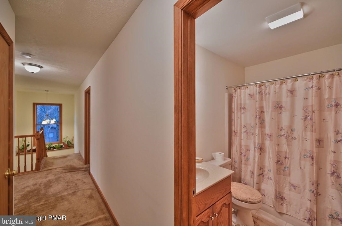 606 Mallard Ln, Bushkill PA 18324-8240 exterior