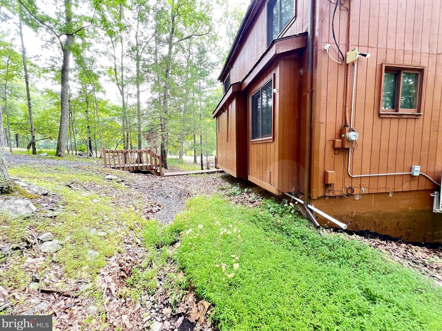 2152 Glasgow Dr, Bushkill PA  18324-8051 exterior