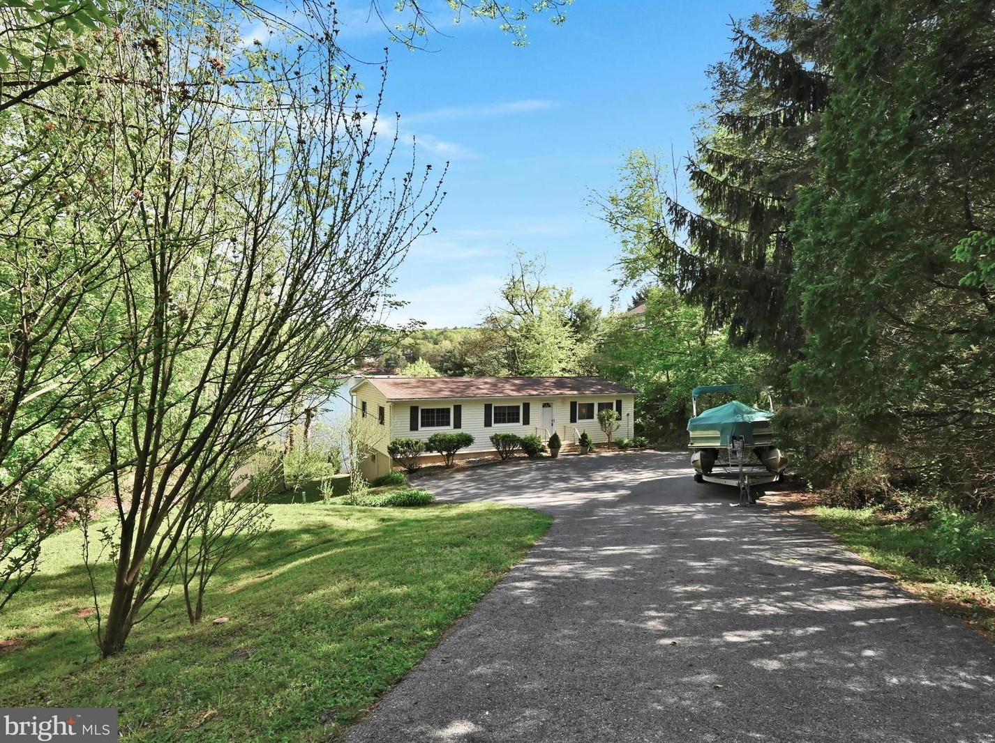 2211 Wynonah Dr, Brommerstown PA  exterior
