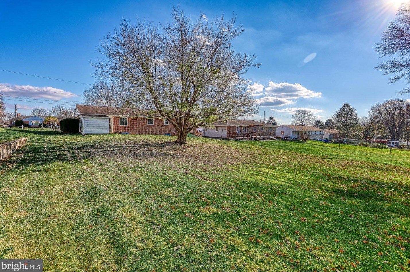 202 Nollyn Dr, Yoe PA  17313-9528 exterior