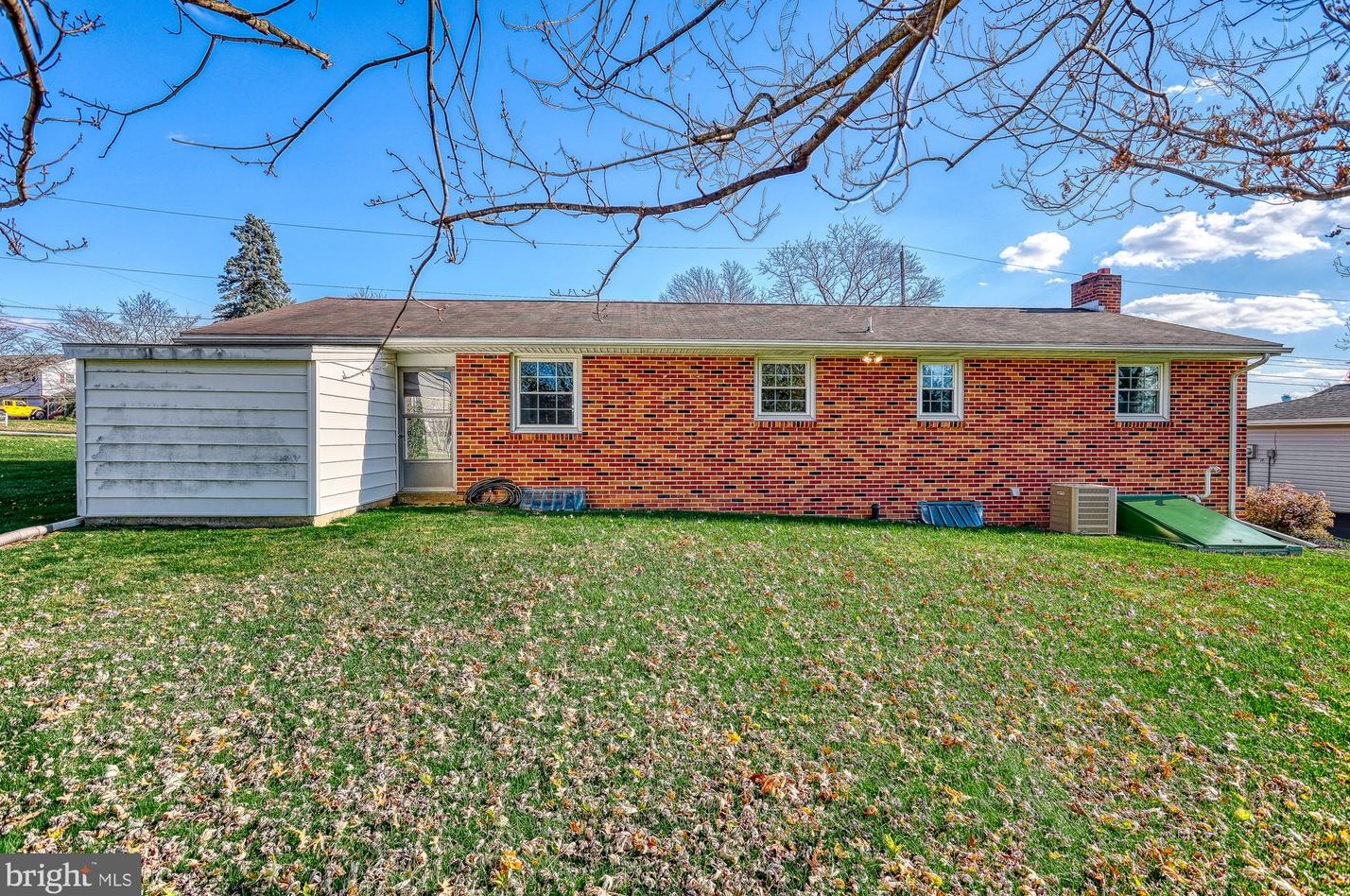 202 Nollyn Dr, Yoe PA  17313-9528 exterior