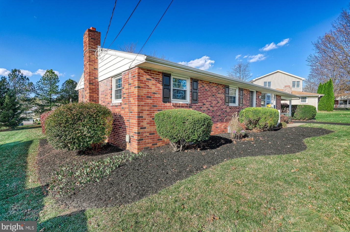 202 Nollyn Dr, Yoe PA  17313-9528 exterior