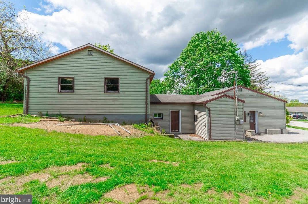 210 W Howard St, Red Lion, PA 17356