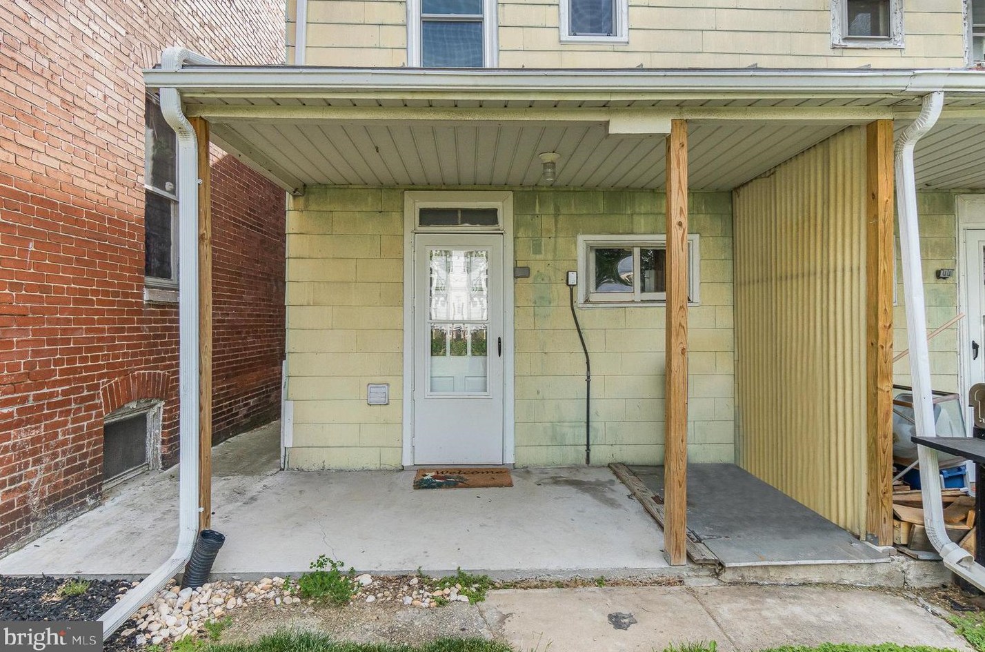 8 East St, Spring Grove PA  17362-1210 exterior