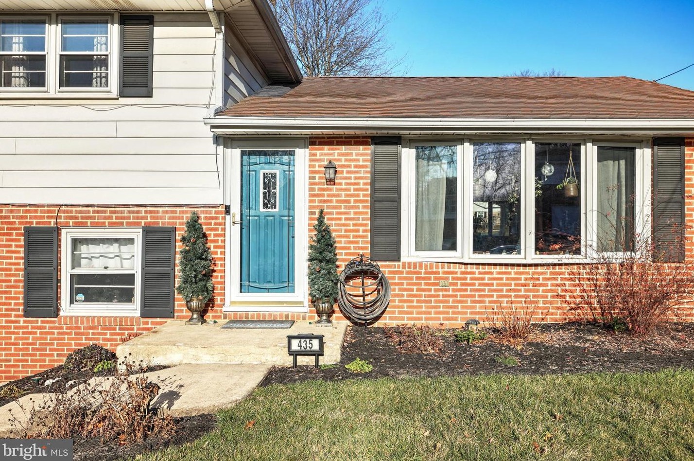 435 Skyview Dr, York PA  17406-3231 exterior