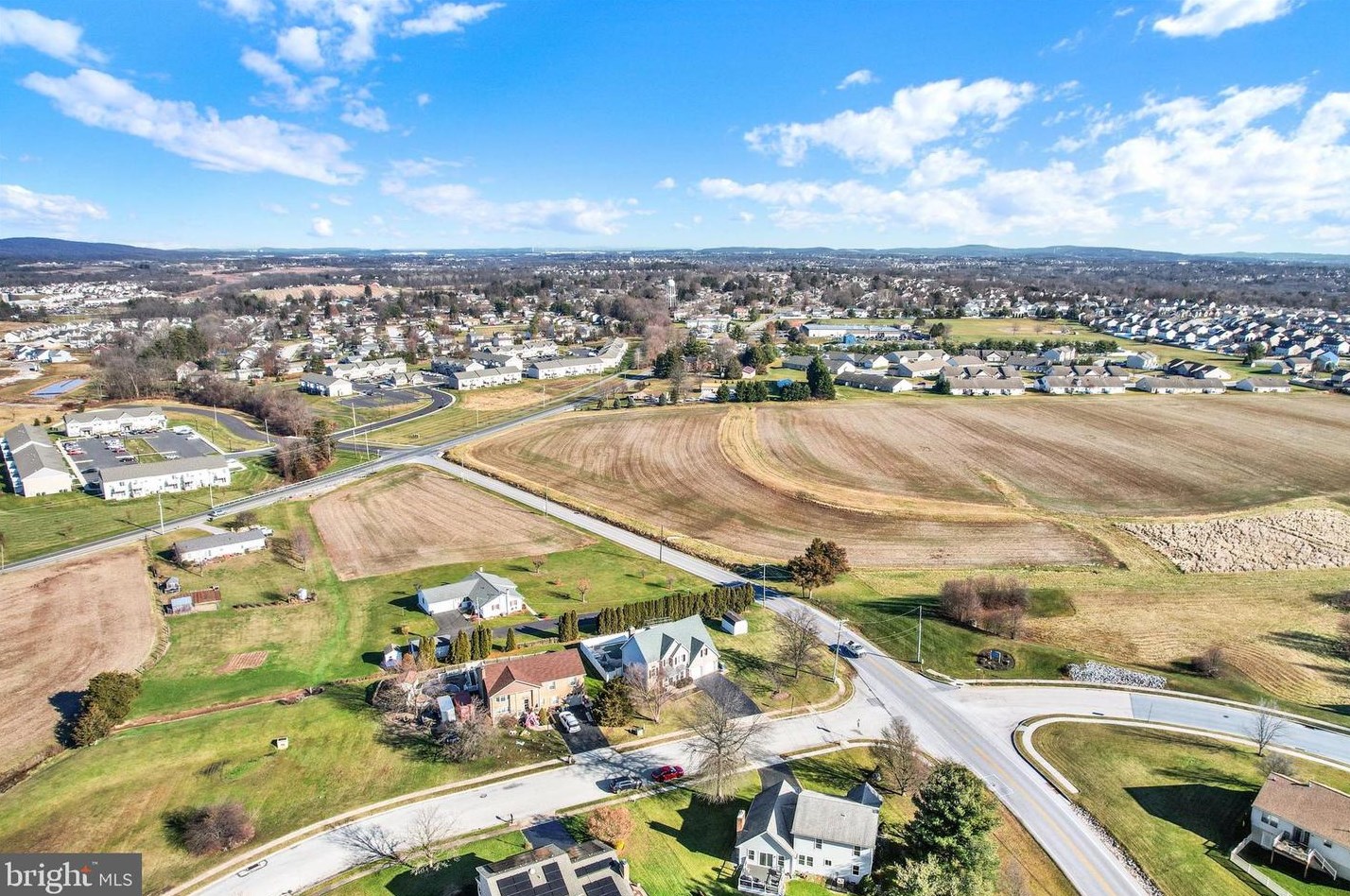 2775 Admire Springs Dr, York PA  17315-4583 exterior