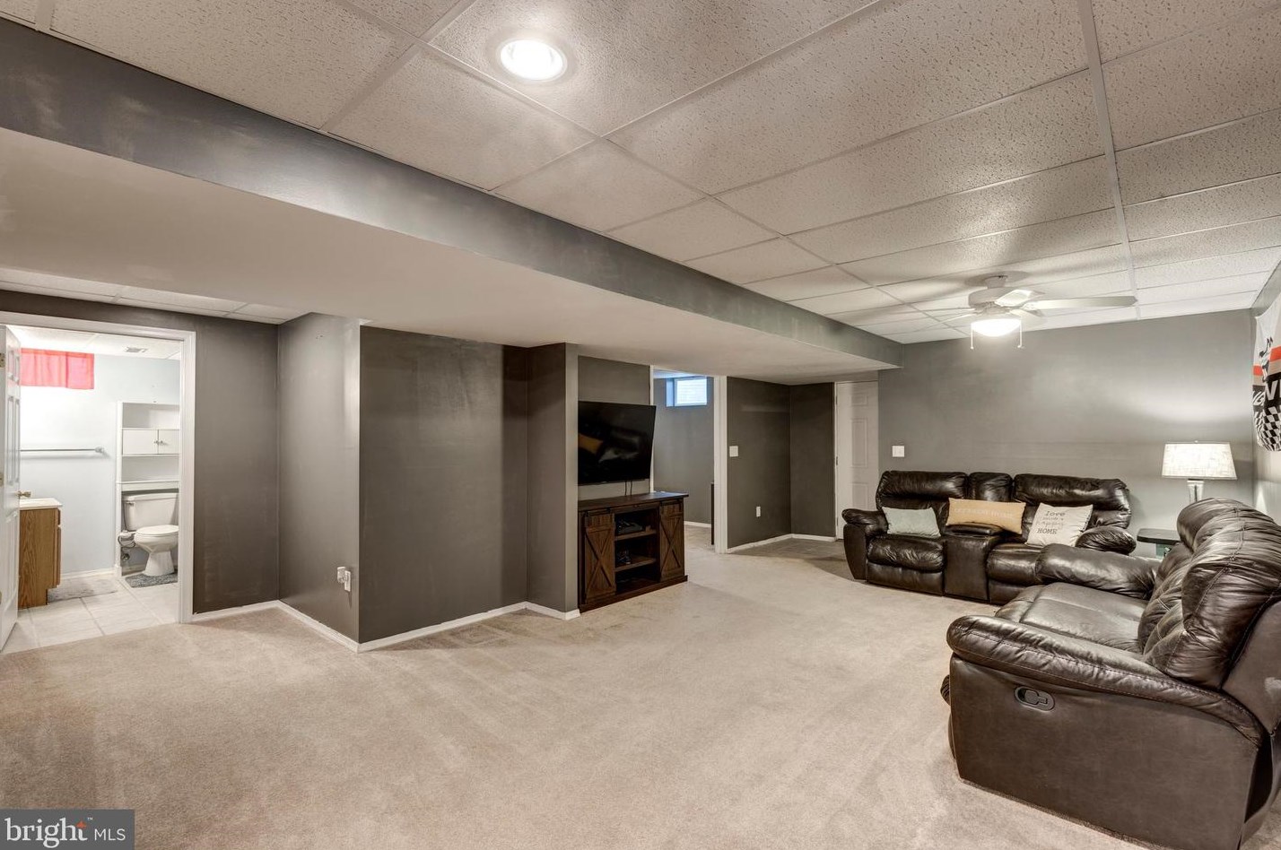 1401 Wanda Dr, Hanover PA  17331-8626 exterior