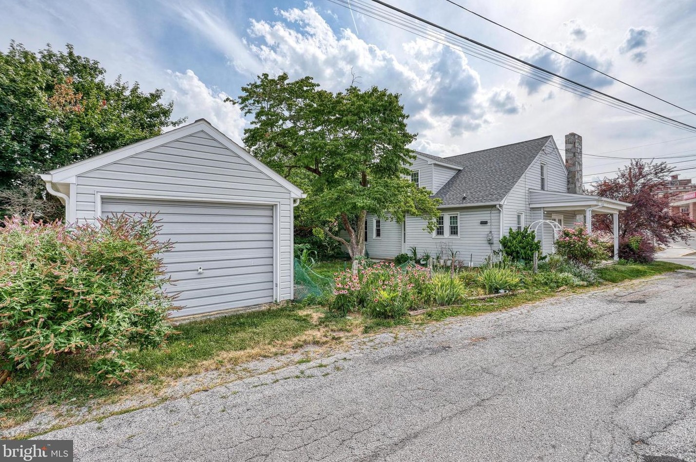 63 George St, Hanover PA 17331-1912 exterior