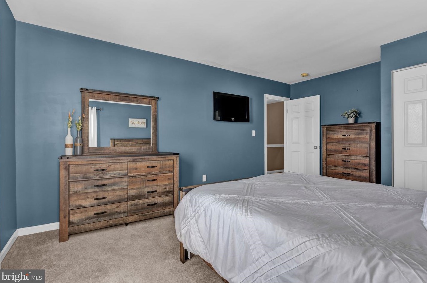 2209 Reservoir Hts Dr, Hanover PA 17331-8327 exterior