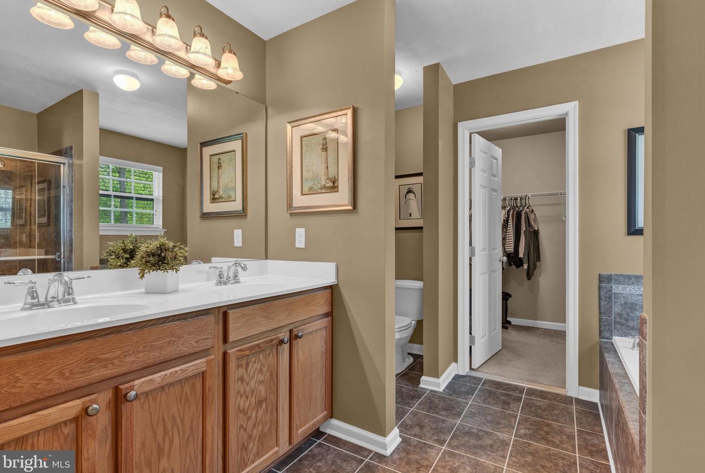 2209 Reservoir Hts Dr, Hanover PA 17331-8327 exterior