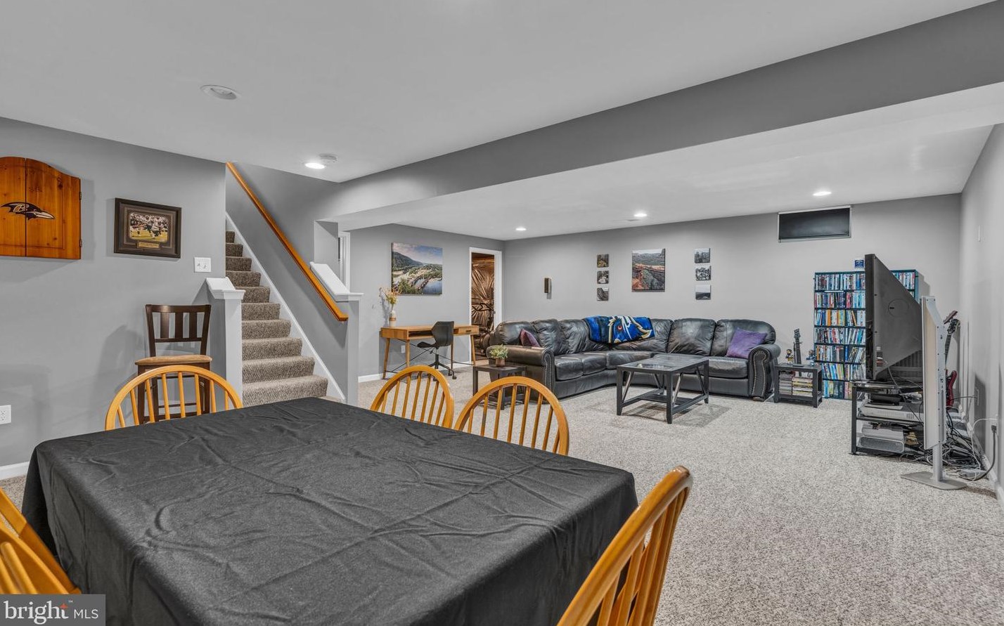 2209 Reservoir Hts Dr, Hanover PA 17331-8327 exterior