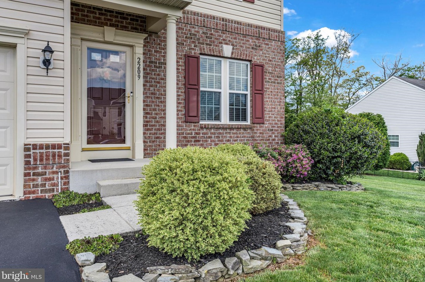 2209 Reservoir Hts Dr, Hanover PA 17331-8327 exterior