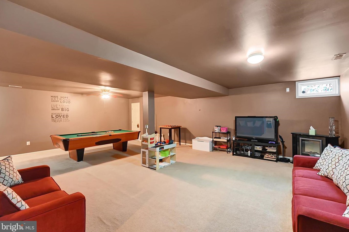 37 Louvain Dr, Hanover PA 17331-8696 exterior