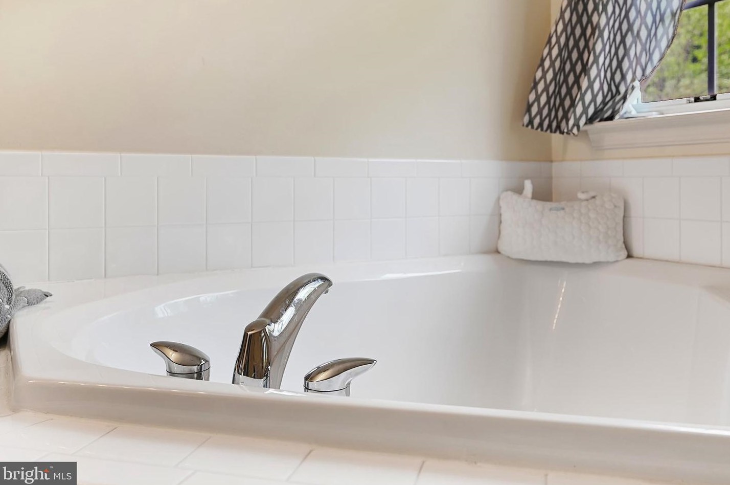 37 Louvain Dr, Hanover PA 17331-8696 exterior