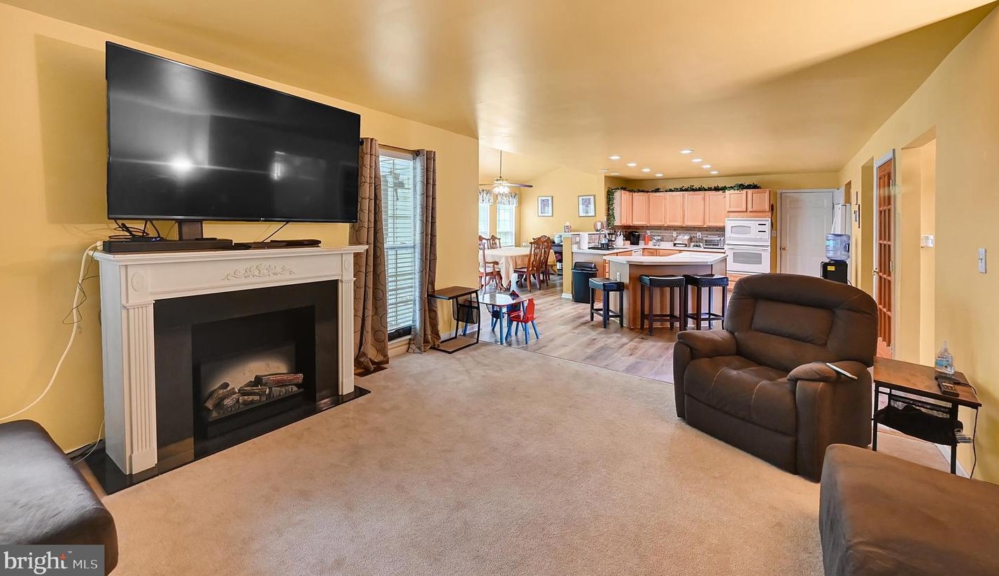 37 Louvain Dr, Hanover PA 17331-8696 exterior