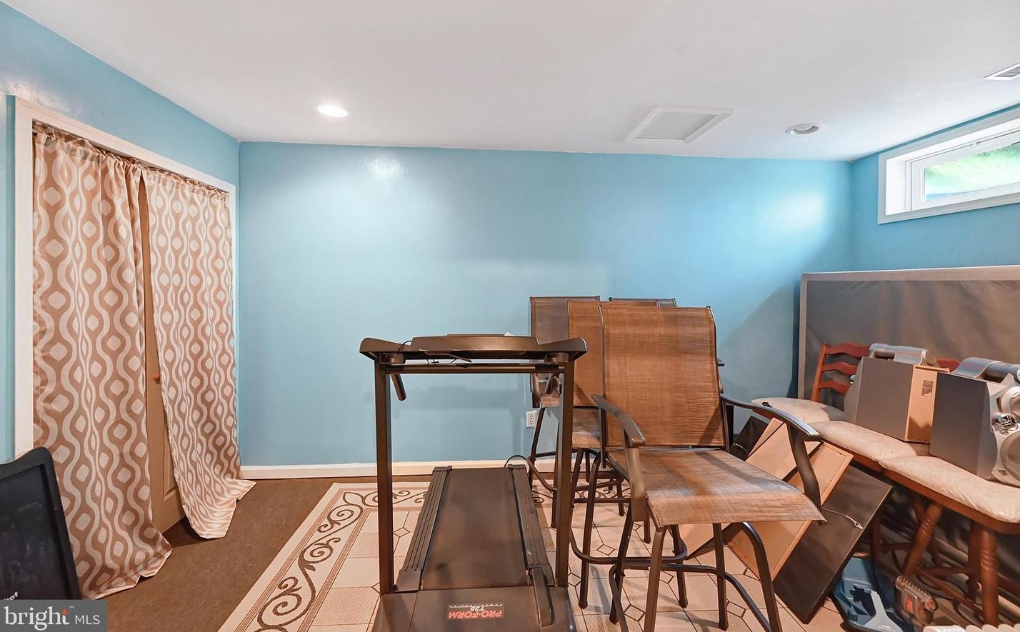 37 Louvain Dr, Hanover PA 17331-8696 exterior