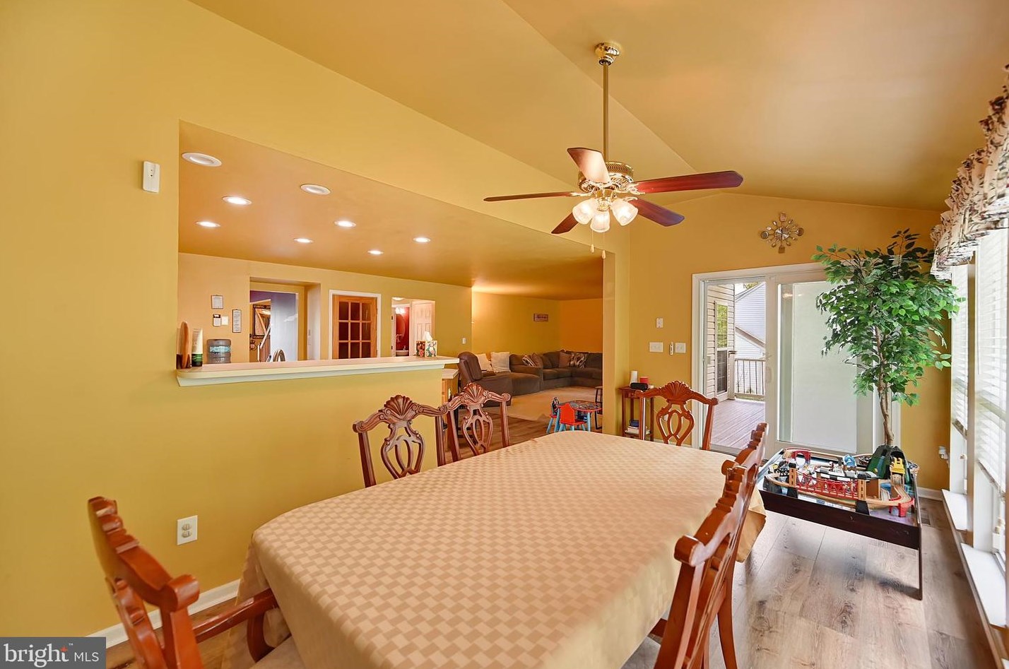 37 Louvain Dr, Hanover PA 17331-8696 exterior