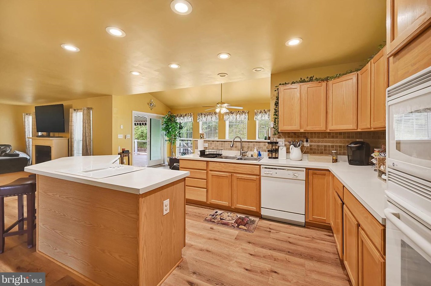 37 Louvain Dr, Hanover PA 17331-8696 exterior