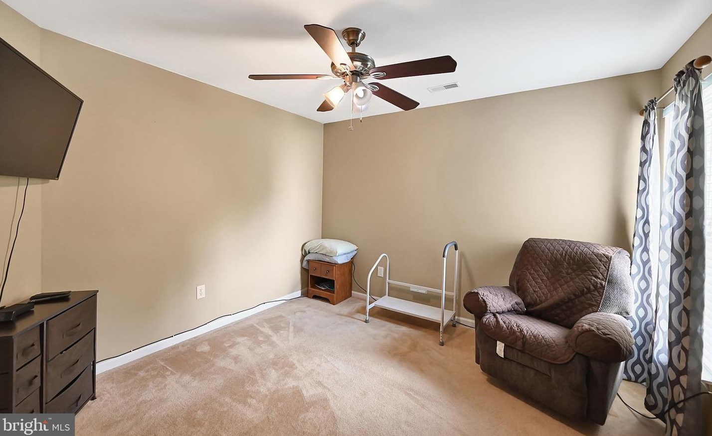 37 Louvain Dr, Hanover PA 17331-8696 exterior