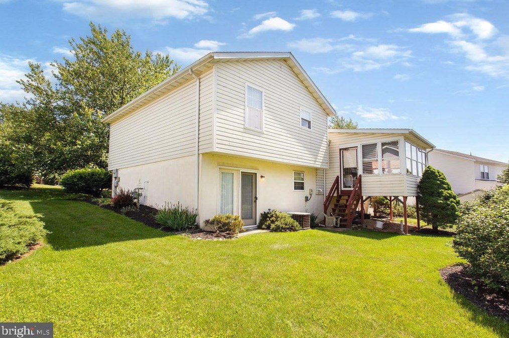 354 Jasmine Dr, Hanover PA 17331-3465 exterior