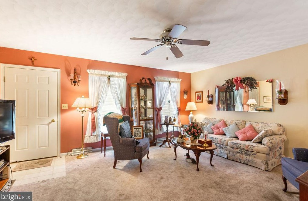 354 Jasmine Dr, Hanover PA 17331-3465 exterior