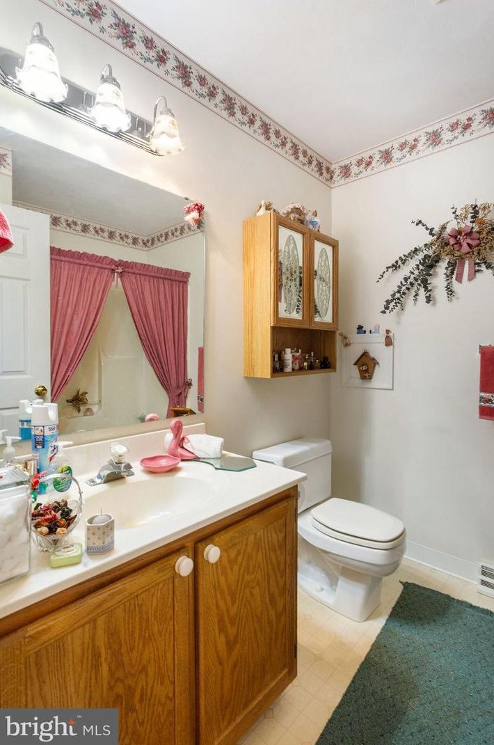 354 Jasmine Dr, Hanover PA 17331-3465 exterior