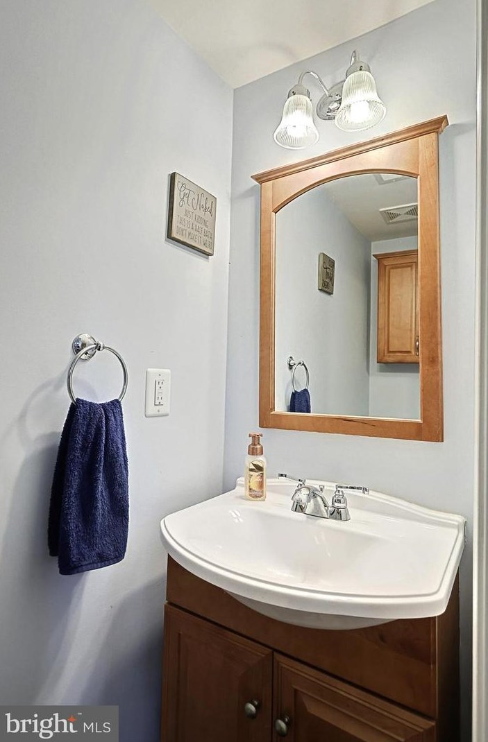 48 Ctr St, Hanover PA 17331-2829 exterior