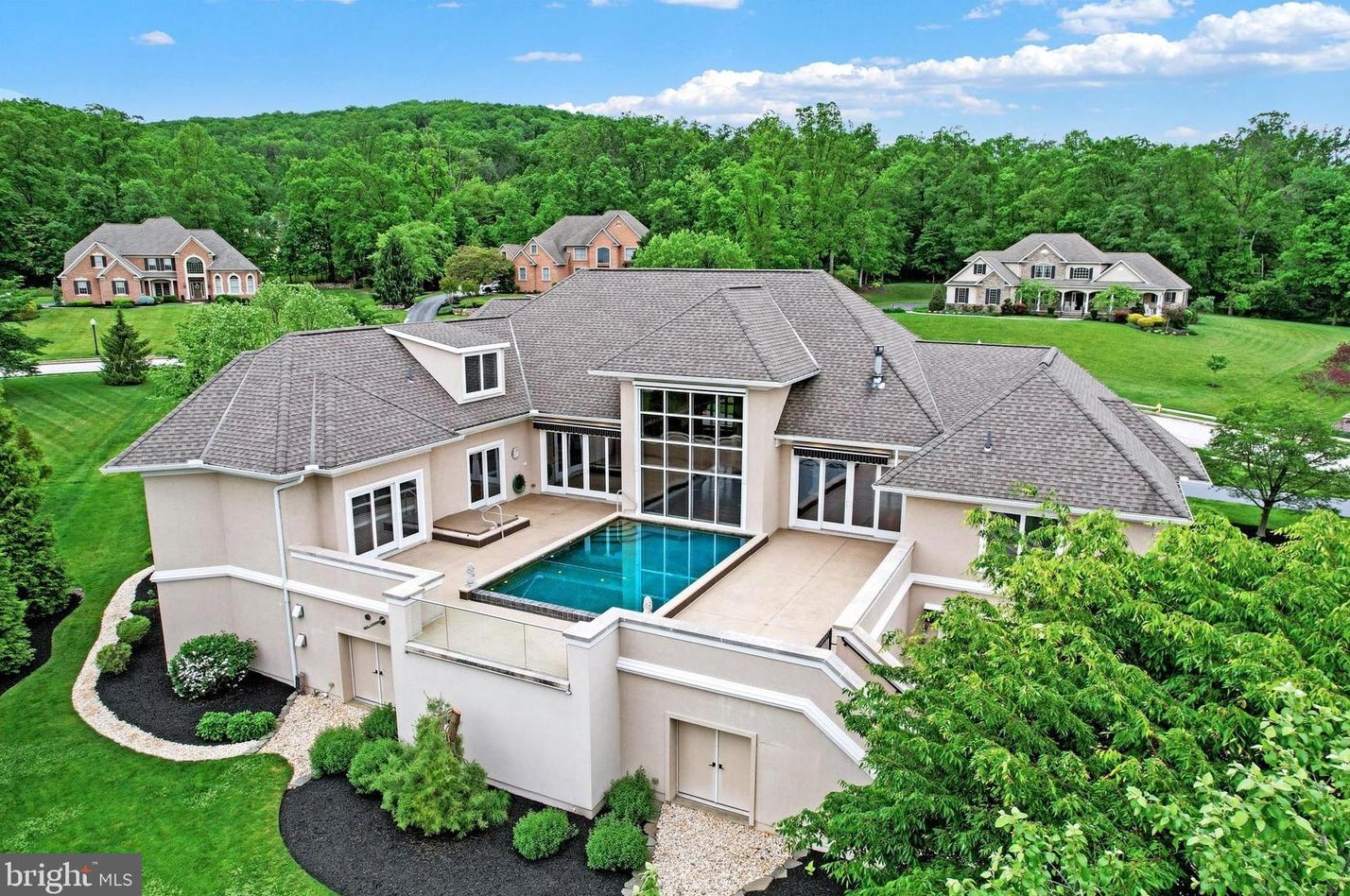 280 Thornhill Dr, Hanover PA  17331-7973 exterior