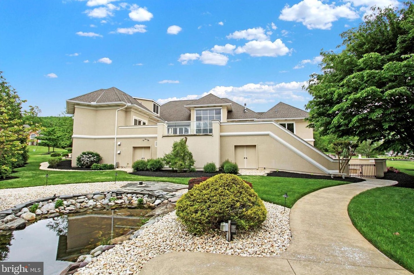 280 Thornhill Dr, Hanover PA  17331-7973 exterior