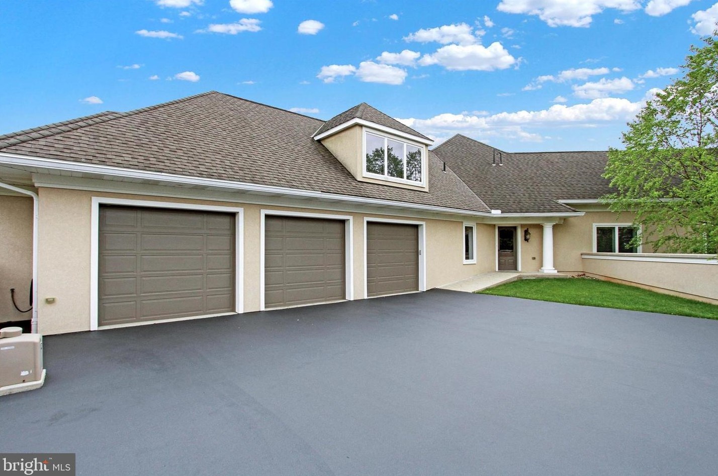 280 Thornhill Dr, Hanover PA  17331-7973 exterior