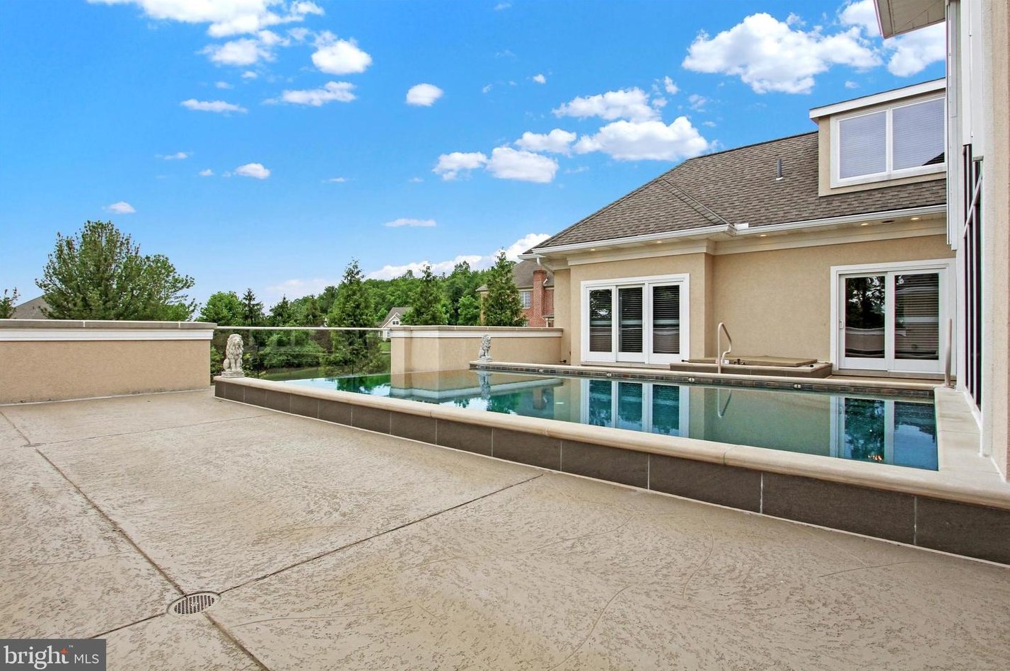 280 Thornhill Dr, Hanover PA  17331-7973 exterior