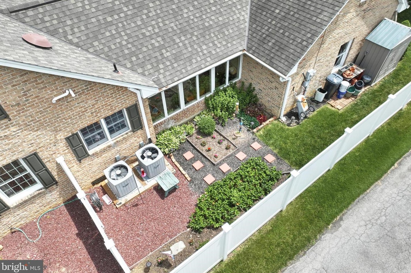 387 Dart Dr, Hanover PA 17331-1324 exterior