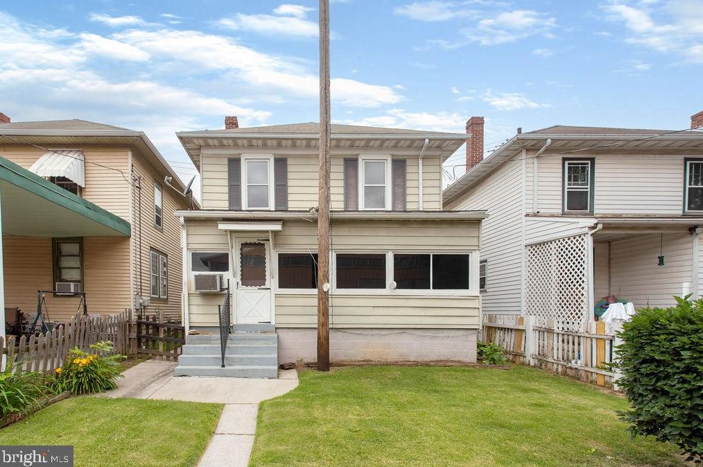 6 Penn St, Hanover PA 17331-1924 exterior