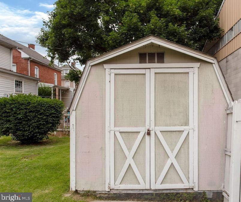 6 Penn St, Hanover PA 17331-1924 exterior