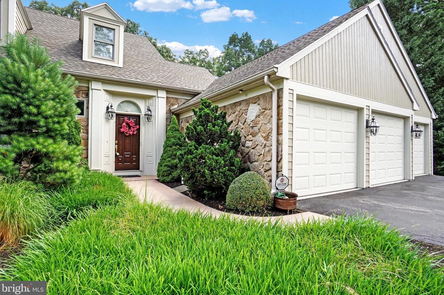 2079 Rosewood Ln, York PA  17403-5900 exterior