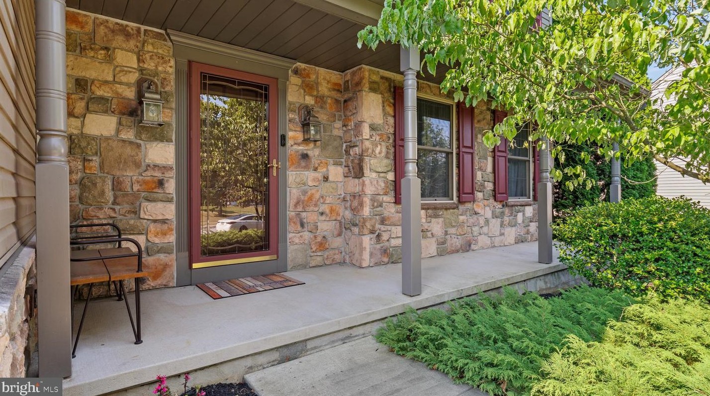 465 Sterling Dr, Red Lion PA  17356-9505 exterior