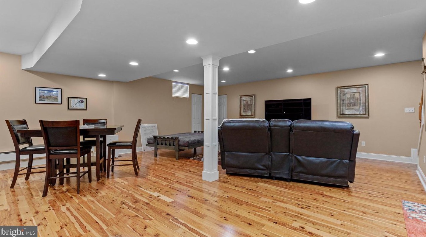 465 Sterling Dr, Red Lion PA  17356-9505 exterior