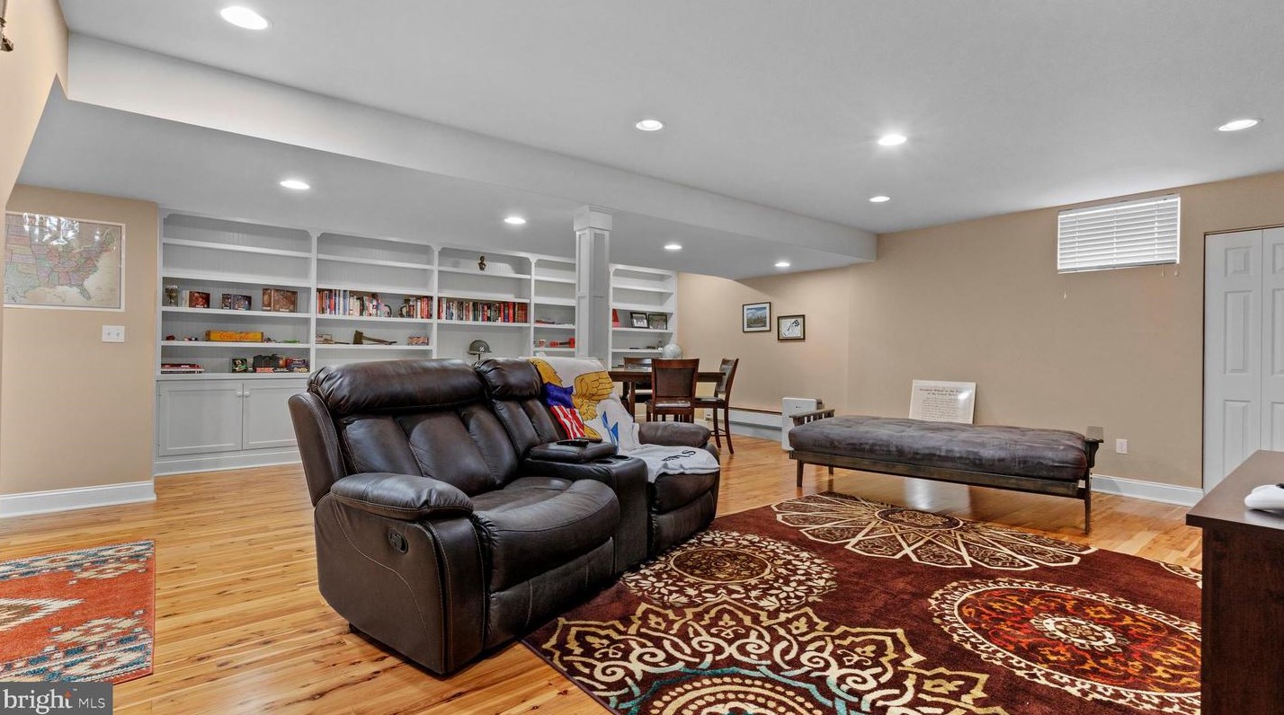 465 Sterling Dr, Red Lion PA  17356-9505 exterior