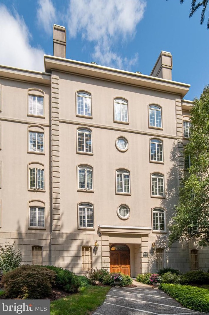 2025 Queen St, York PA 17403-4851 exterior