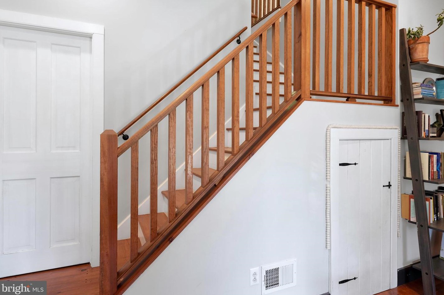 6 Main St, Stockton NJ 08559-2120 exterior