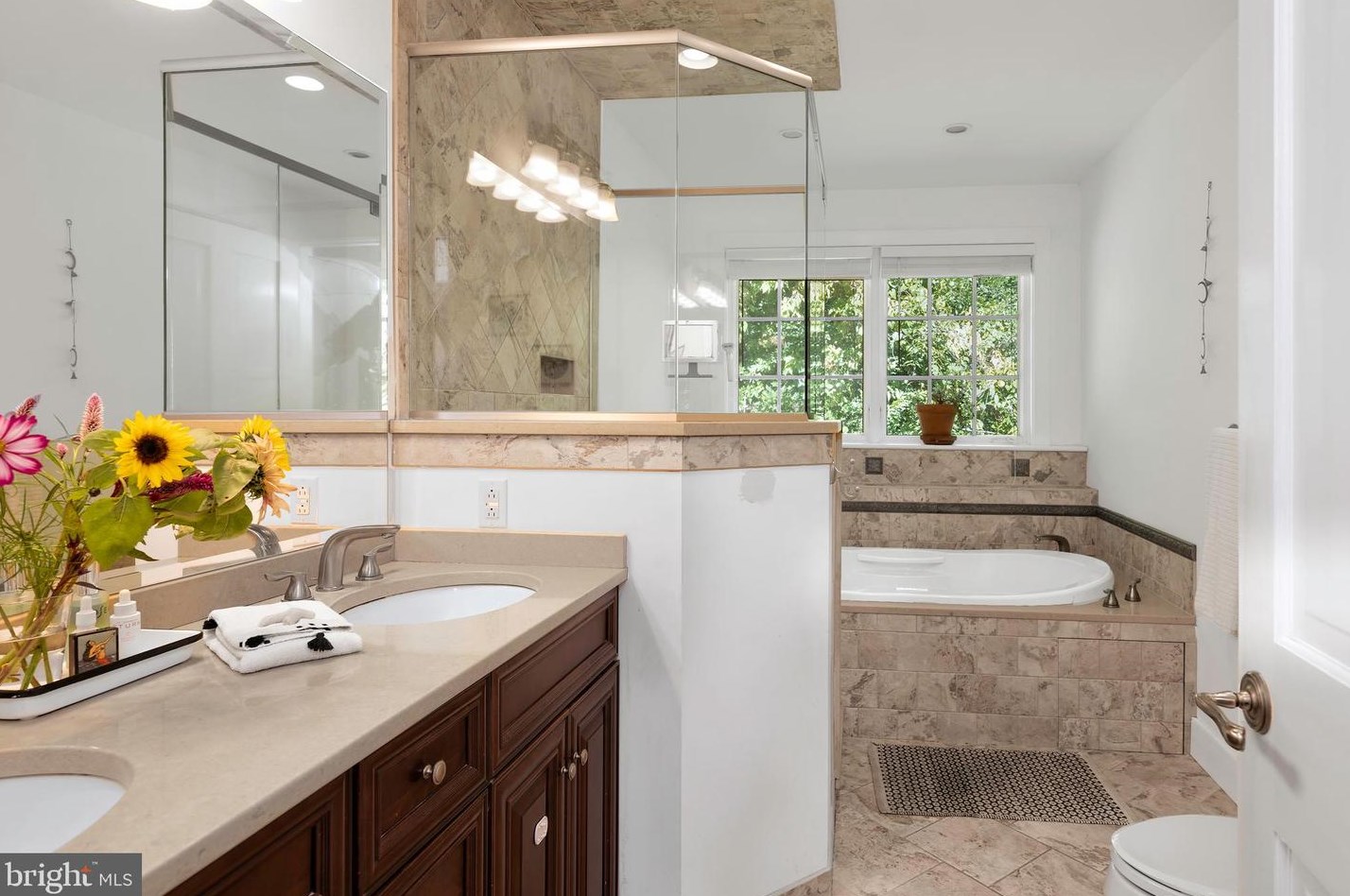 6 Main St, Stockton NJ 08559-2120 exterior