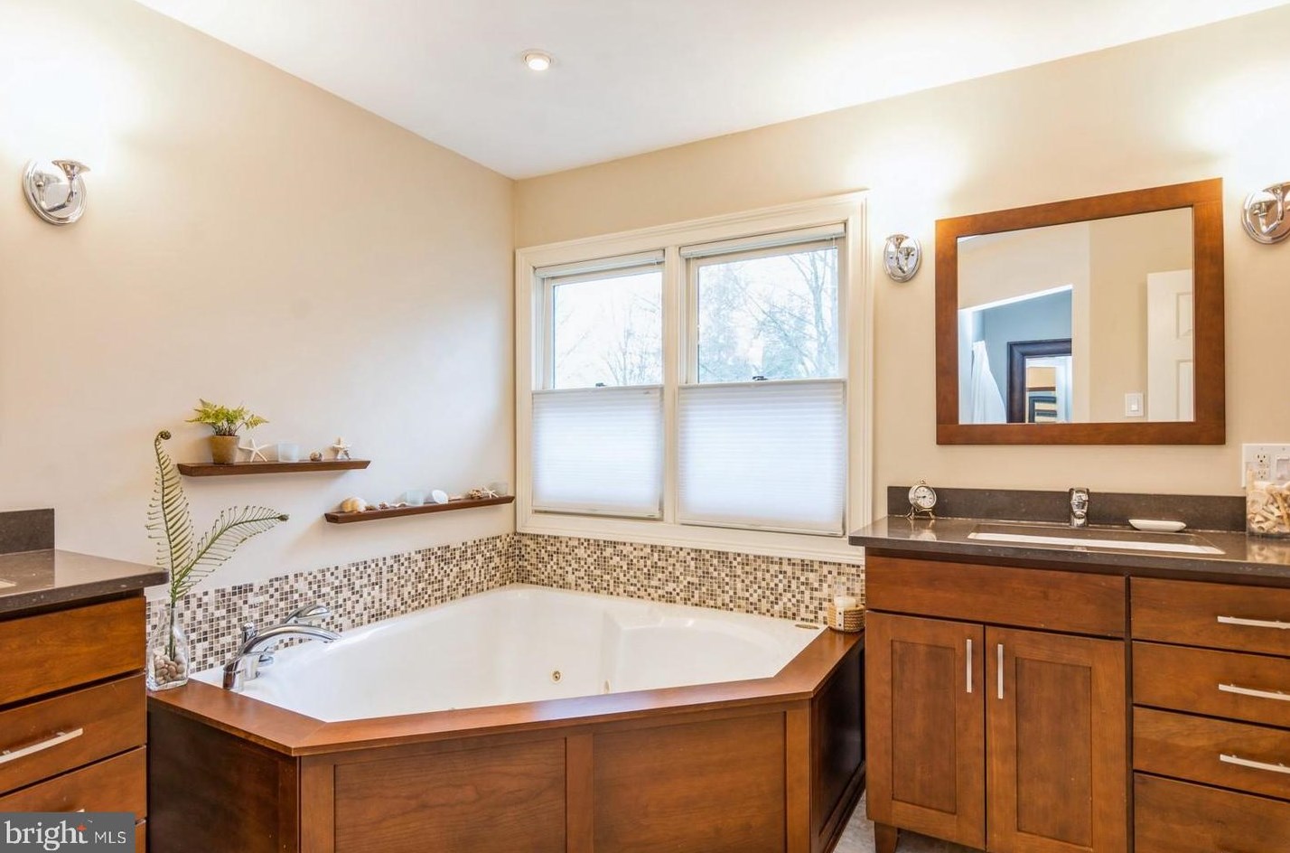 3 Hillside Ct, West Amwell NJ  08530-1051 exterior
