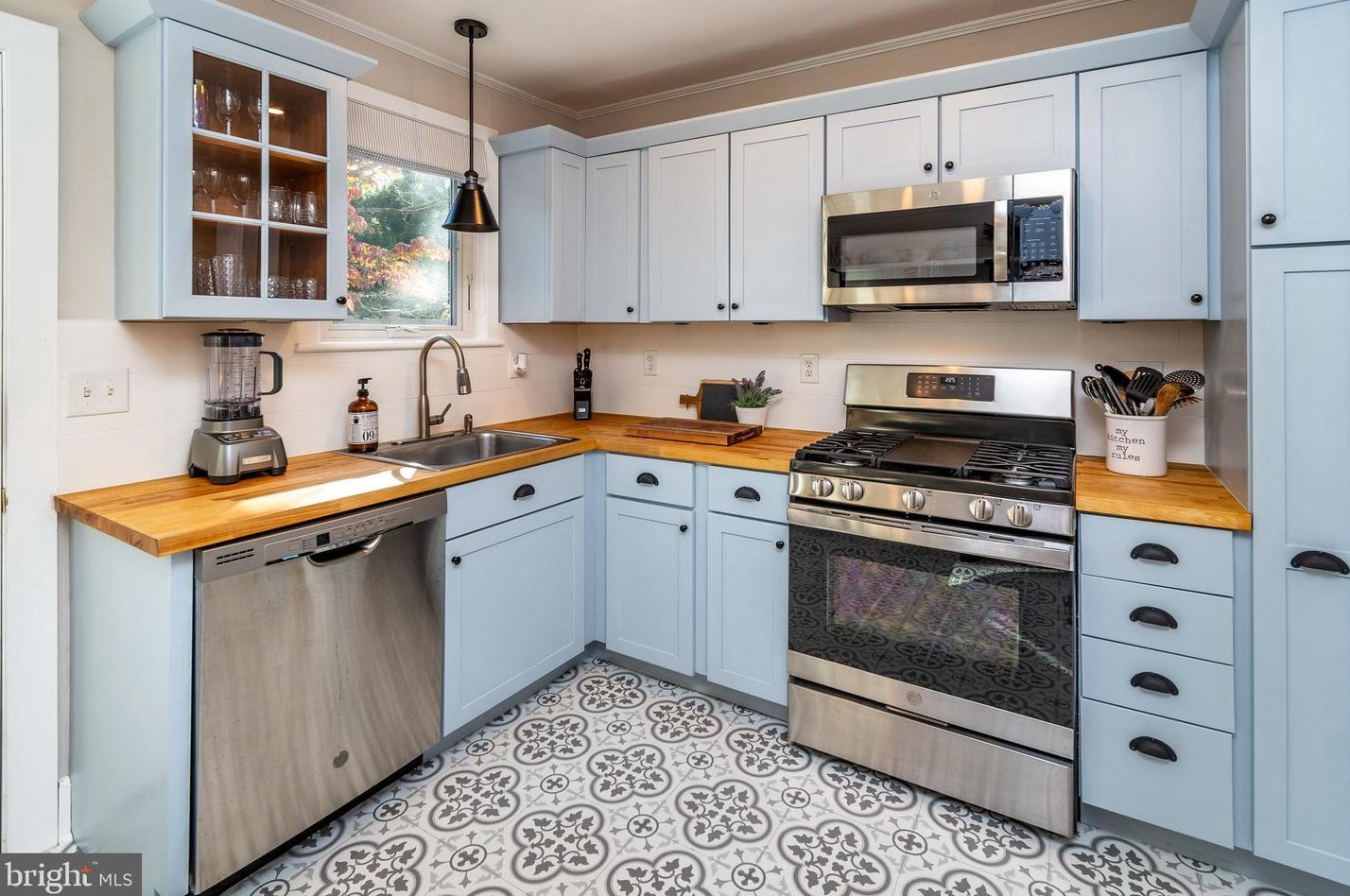 5 Ferry St, West Amwell NJ  08530-1802 exterior