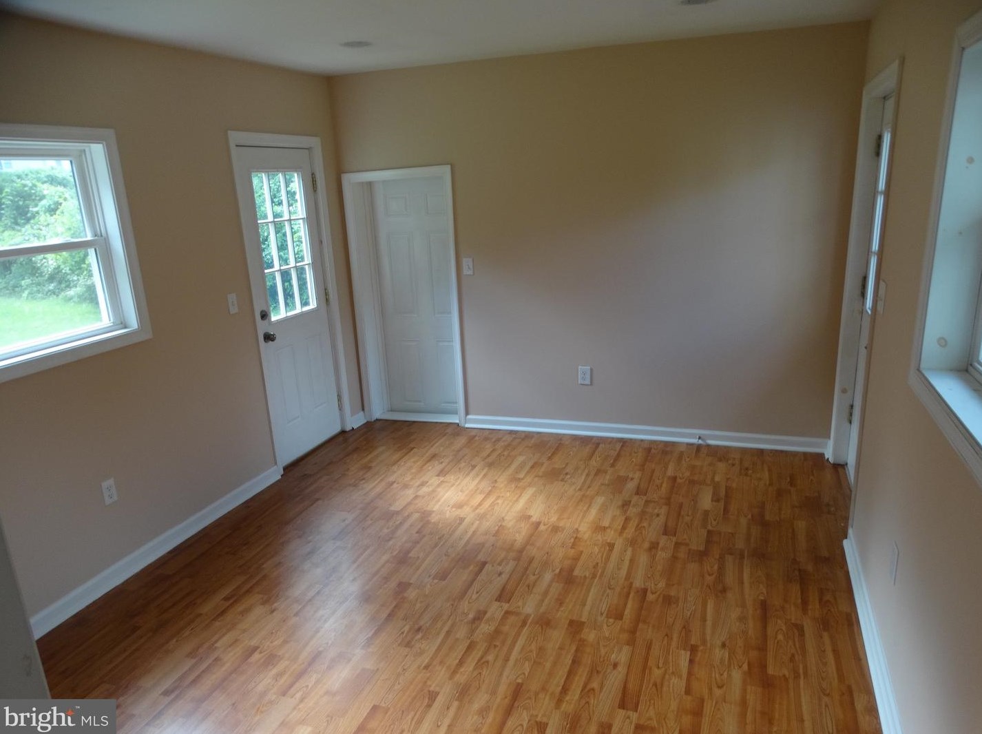 834 Hughes Dr, Trenton NJ  08690-1208 exterior