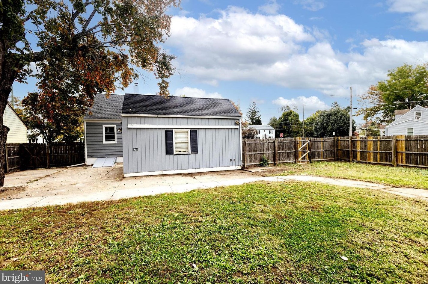 721 Pkwy Ave, Trenton NJ 08618-2729 exterior