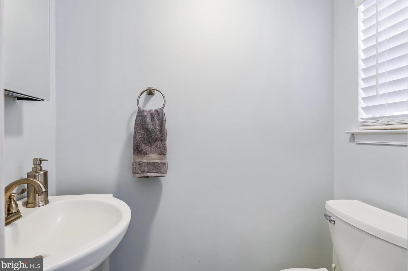 8 Catbird Ct, Trenton NJ 08648-2045 exterior